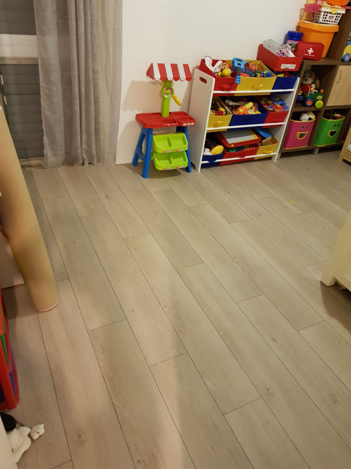 פרקטים, דקים, דשא סינטטי, דלתות, וילונות, טפטים