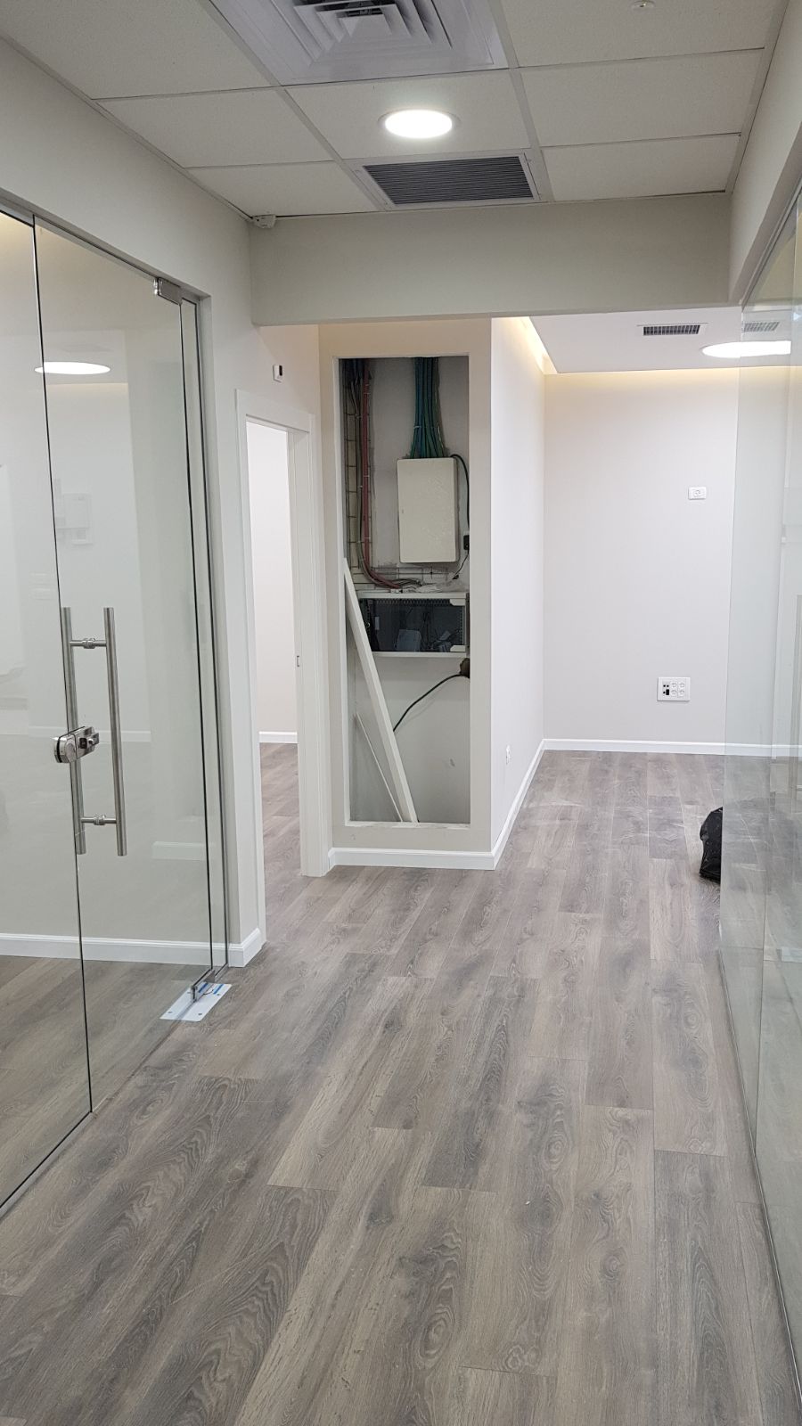 פרקטים, דקים, דשא סינטטי, דלתות, וילונות, טפטים