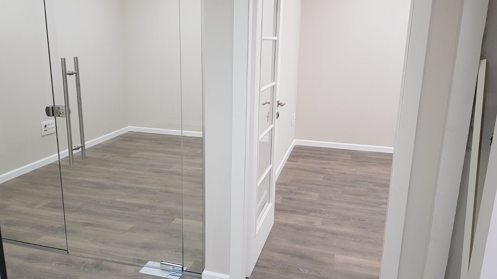 פרקטים, דקים, דשא סינטטי, דלתות, וילונות, טפטים