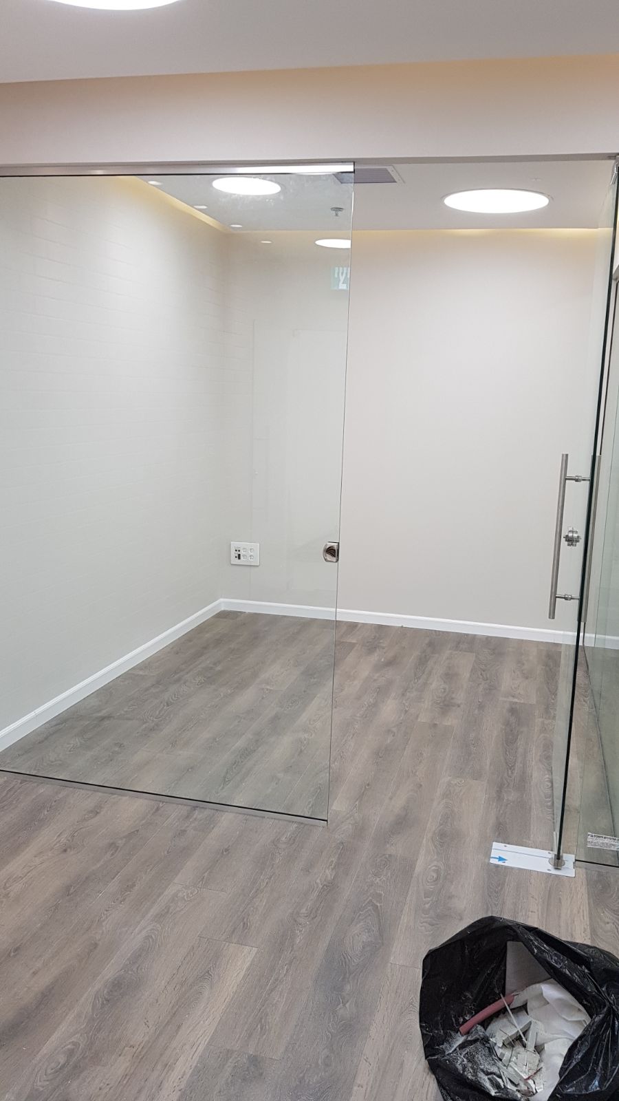 פרקטים, דקים, דשא סינטטי, דלתות, וילונות, טפטים