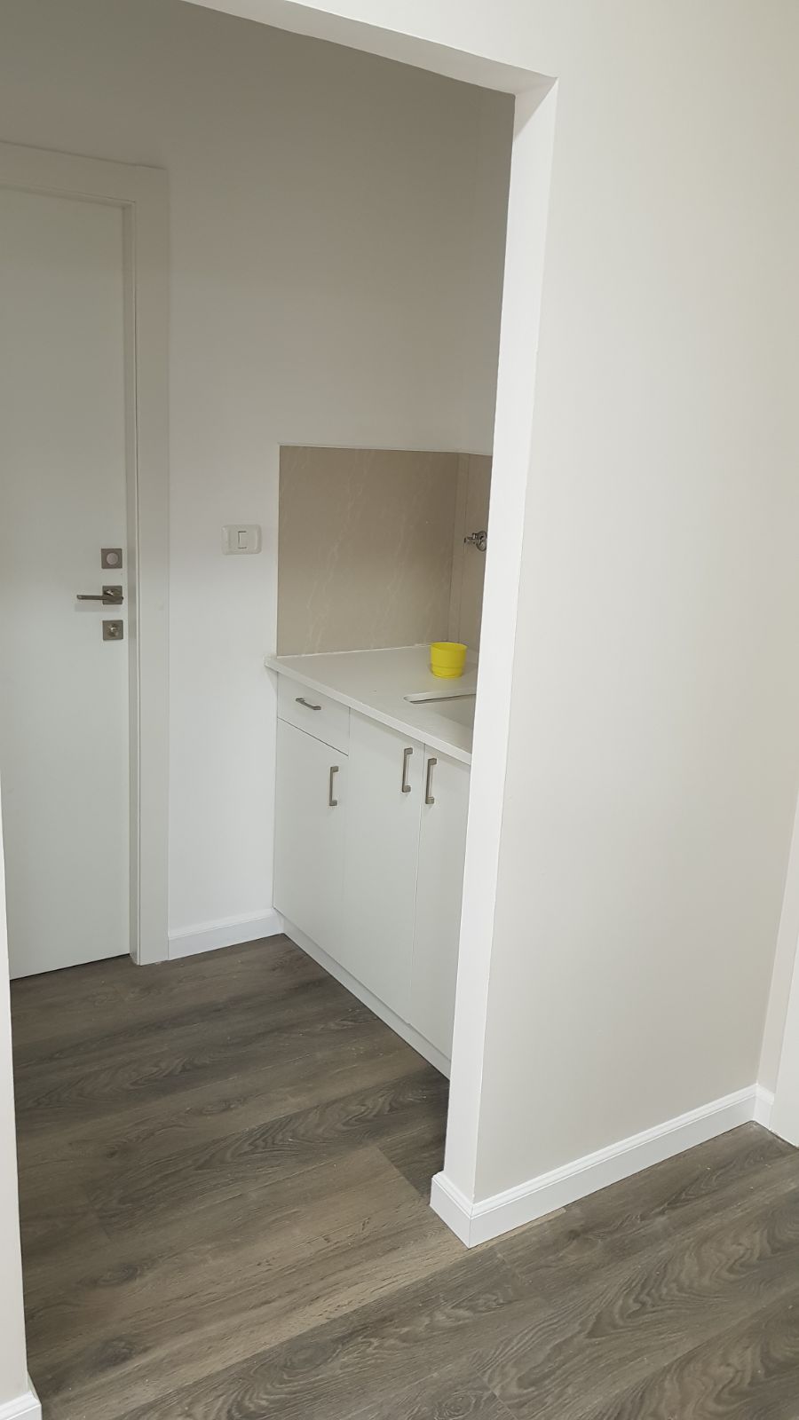 פרקטים, דקים, דשא סינטטי, דלתות, וילונות, טפטים