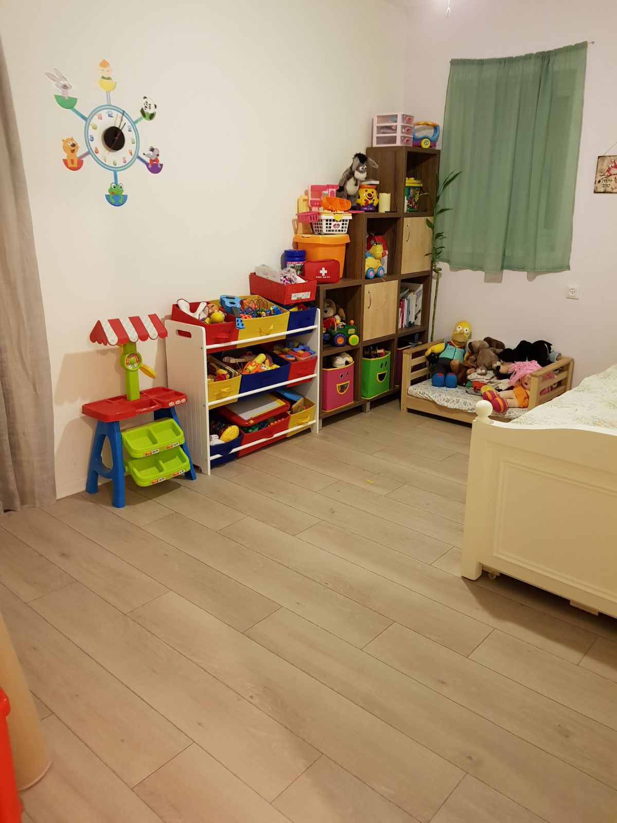 פרקטים, דקים, דשא סינטטי, דלתות, וילונות, טפטים