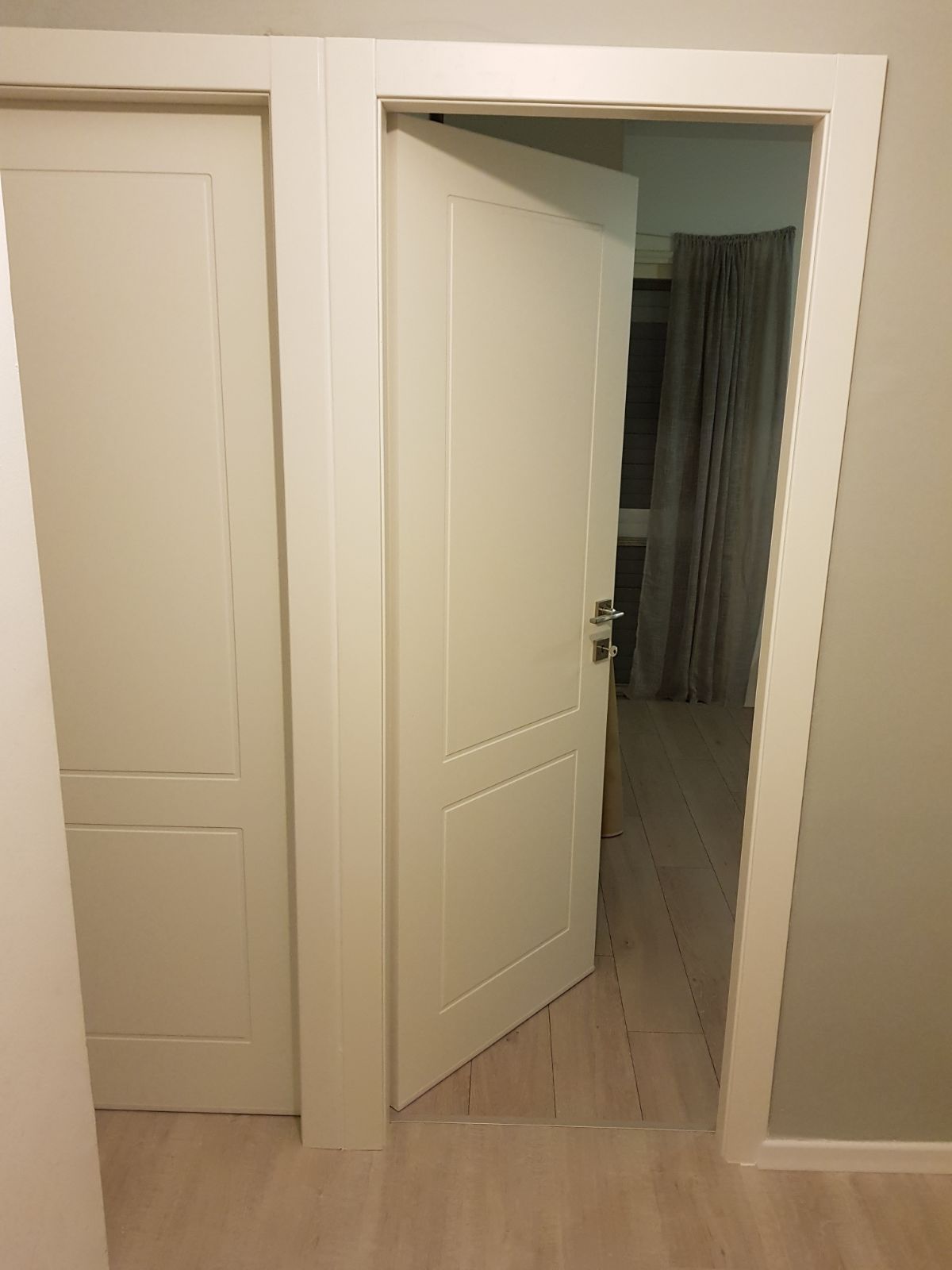 פרקטים, דקים, דשא סינטטי, דלתות, וילונות, טפטים