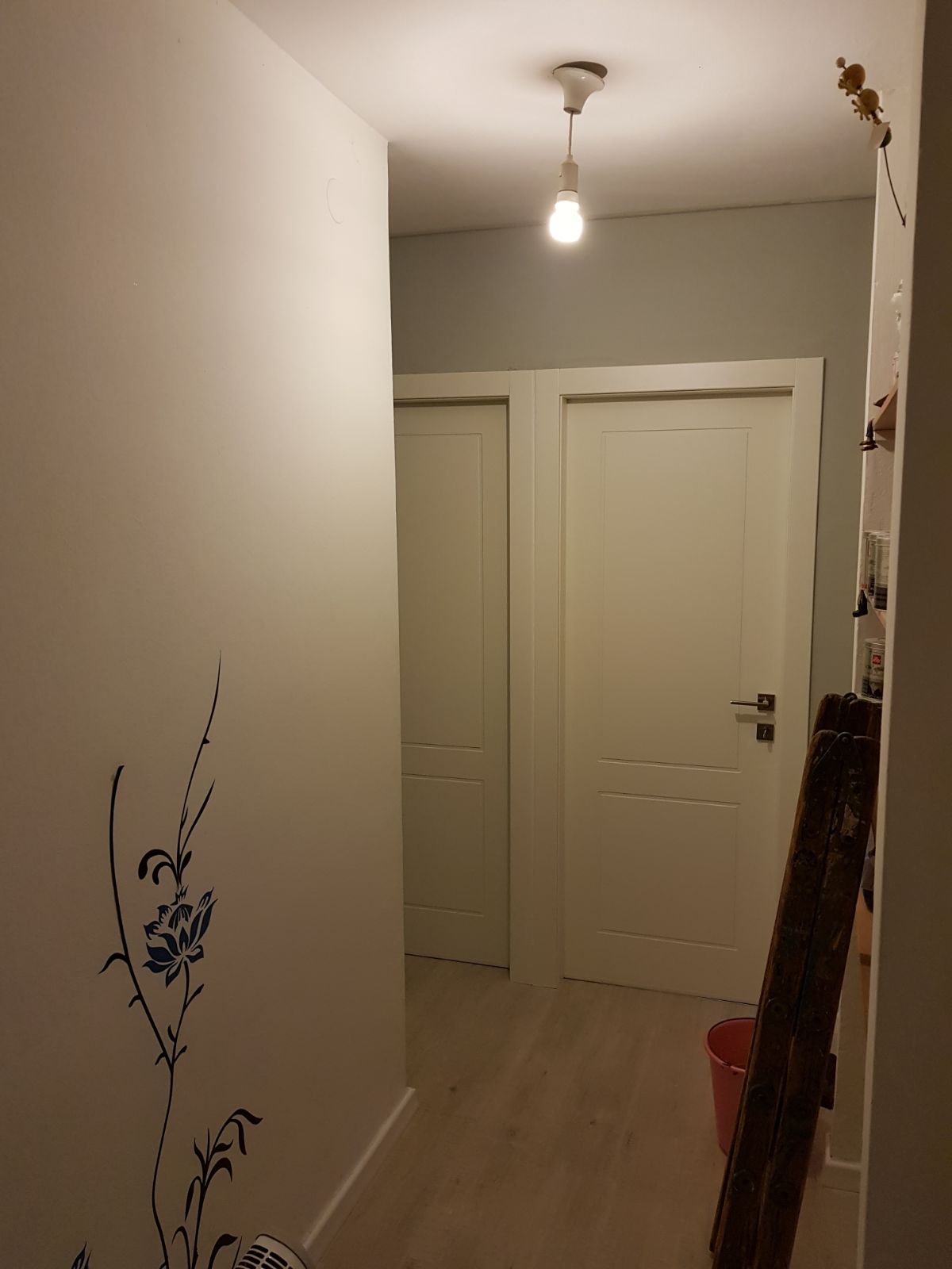 פרקטים, דקים, דשא סינטטי, דלתות, וילונות, טפטים