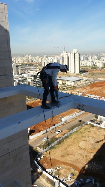 עבודות בגובה ושיפוץ בניינים