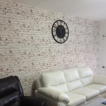 הדבקת טפטים בבית פרטי