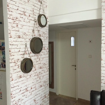 הדבקת טפטים בבית פרטי