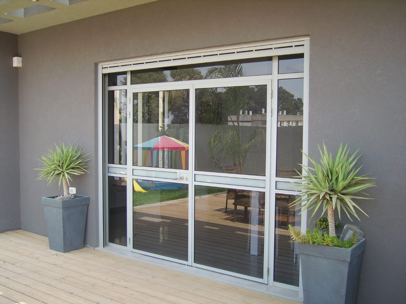 התקנת דלתות וויטרינות