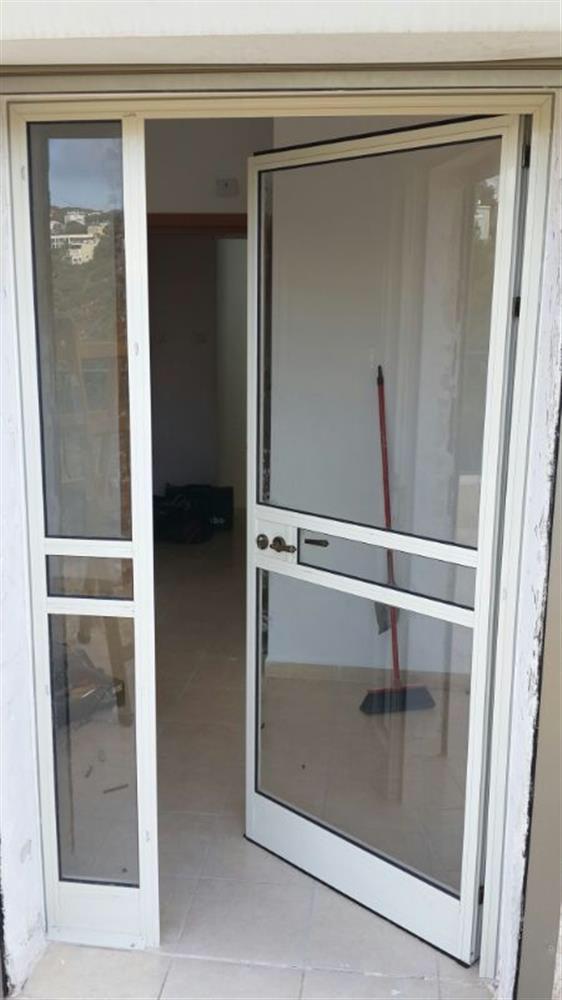 התקנת דלתות וויטרינות