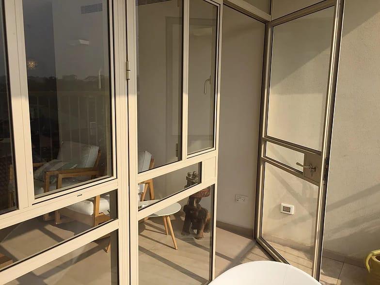 התקנת דלתות וויטרינות