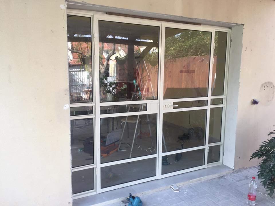 התקנת דלתות וויטרינות