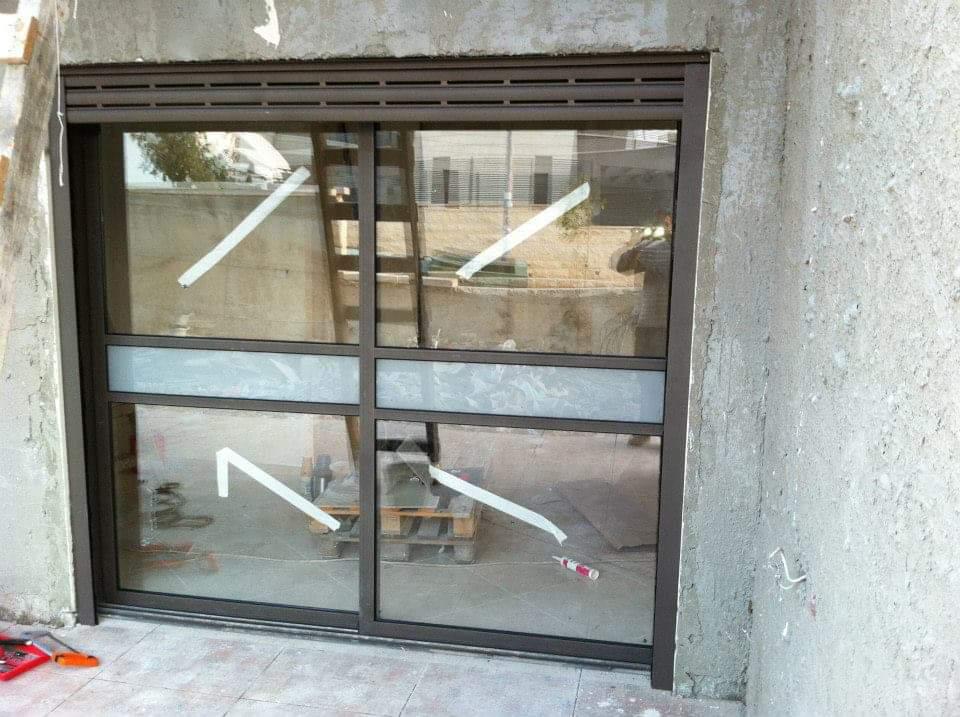 התקנת דלתות וויטרינות