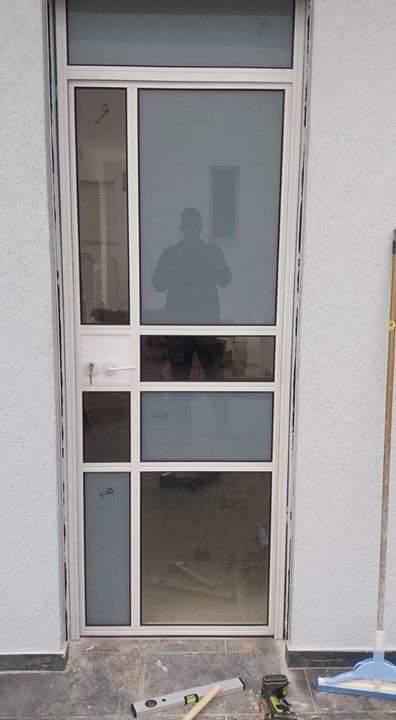 התקנת דלתות וויטרינות