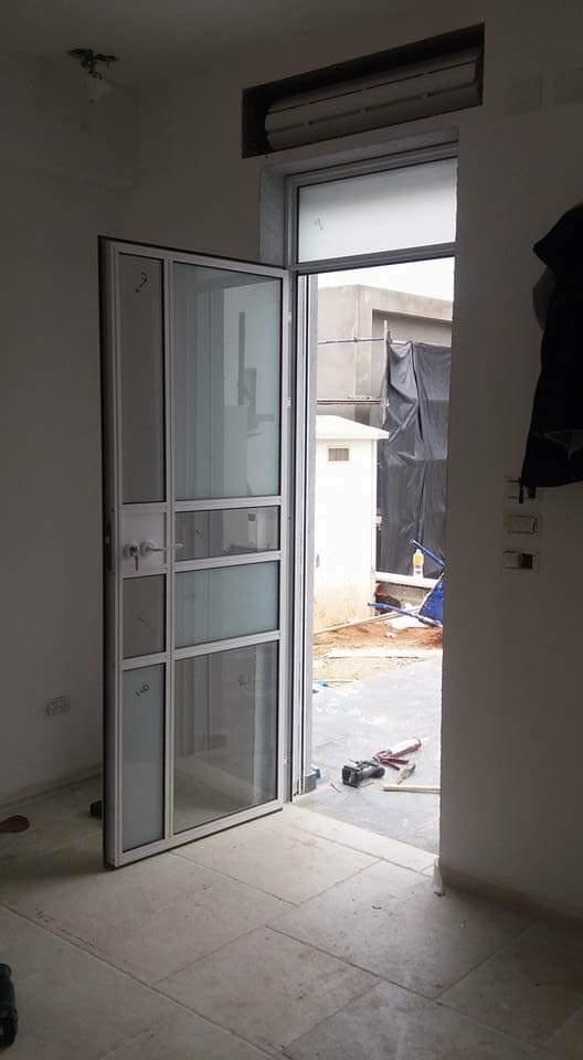 התקנת דלתות וויטרינות