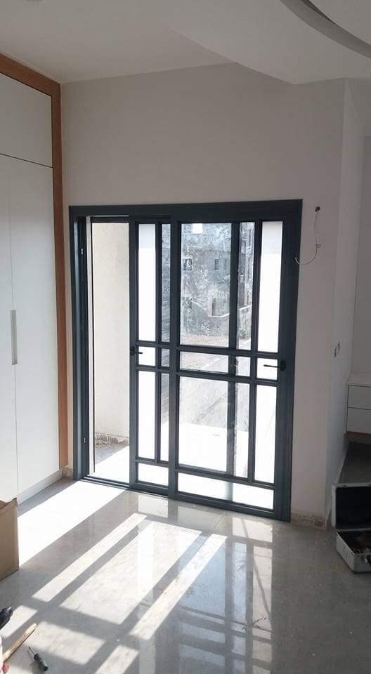 התקנת דלתות וויטרינות