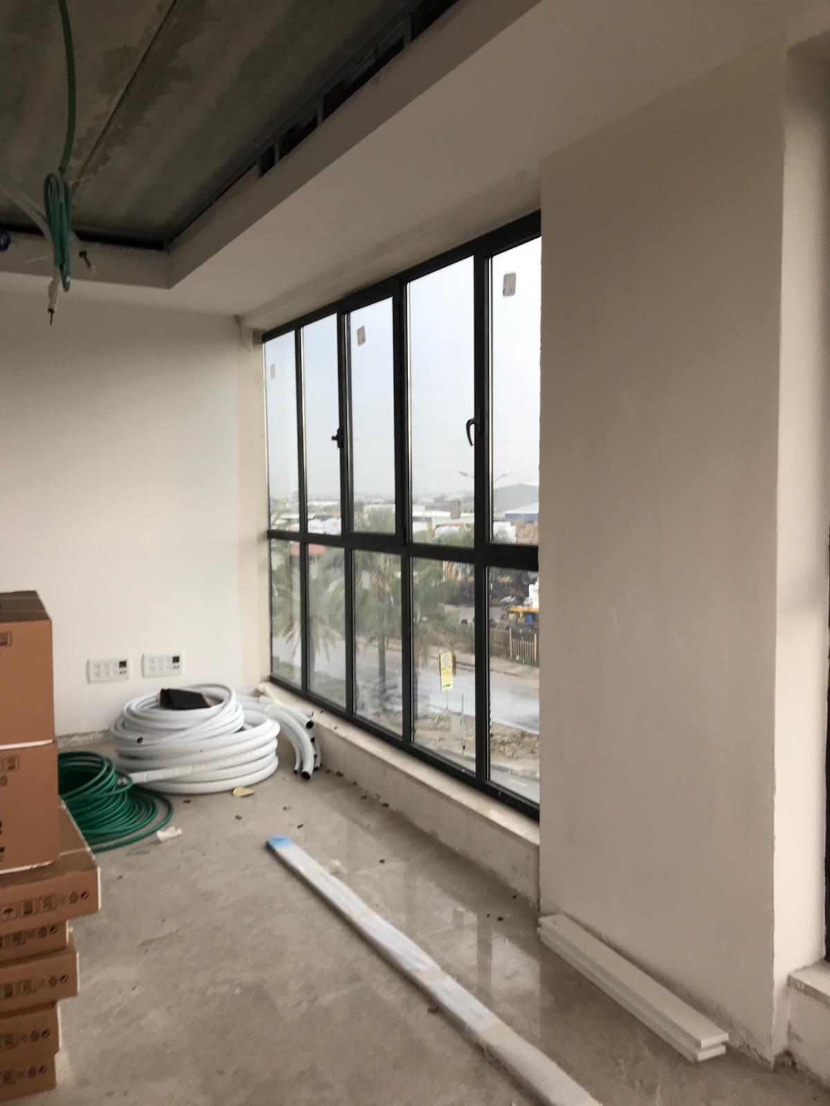 התקנת דלתות וויטרינות