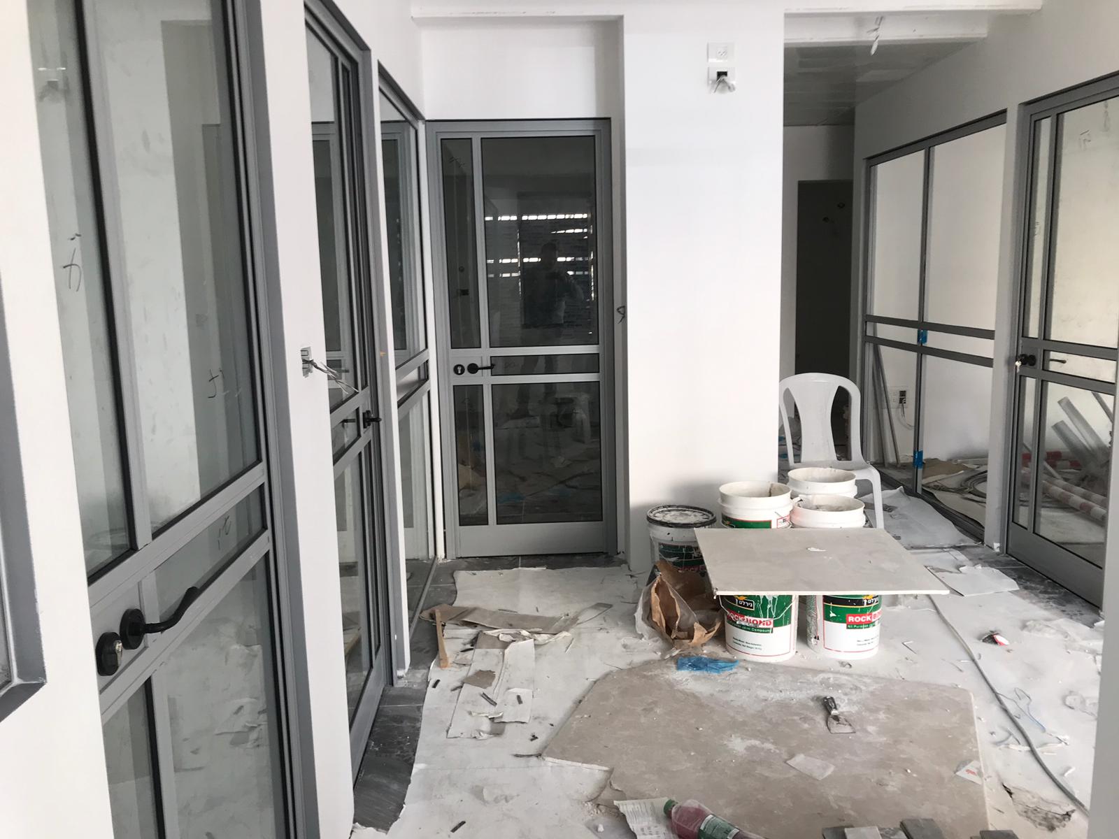 התקנת דלתות וויטרינות