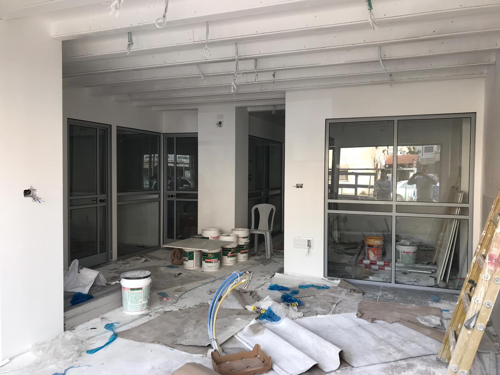 התקנת דלתות וויטרינות