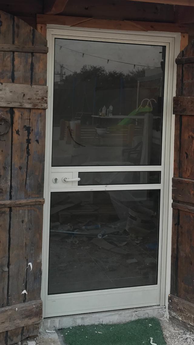 התקנת דלתות וויטרינות