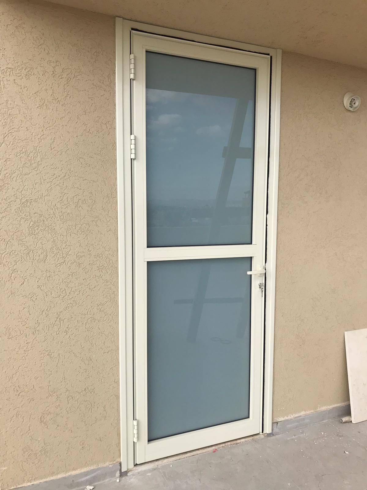 התקנת דלתות וויטרינות