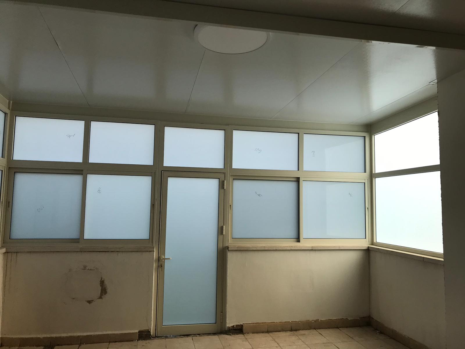 התקנת דלתות וויטרינות