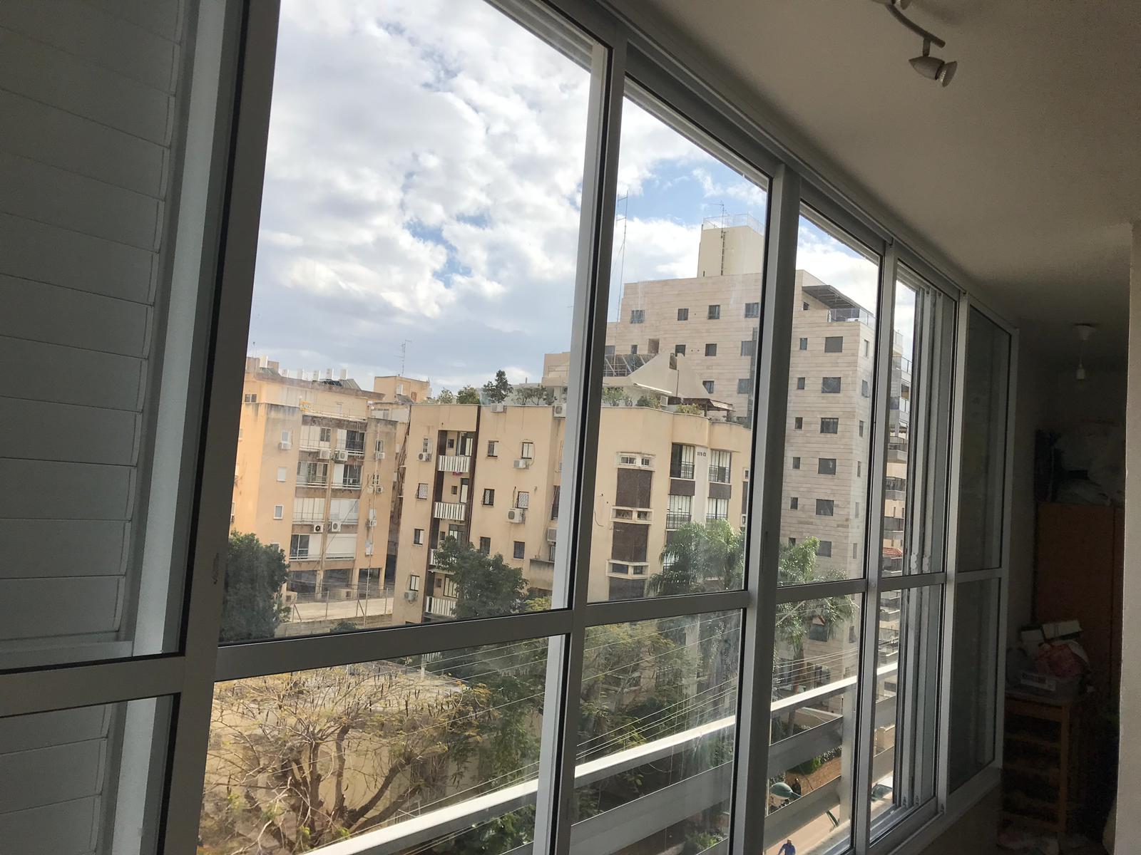 התקנת דלתות וויטרינות