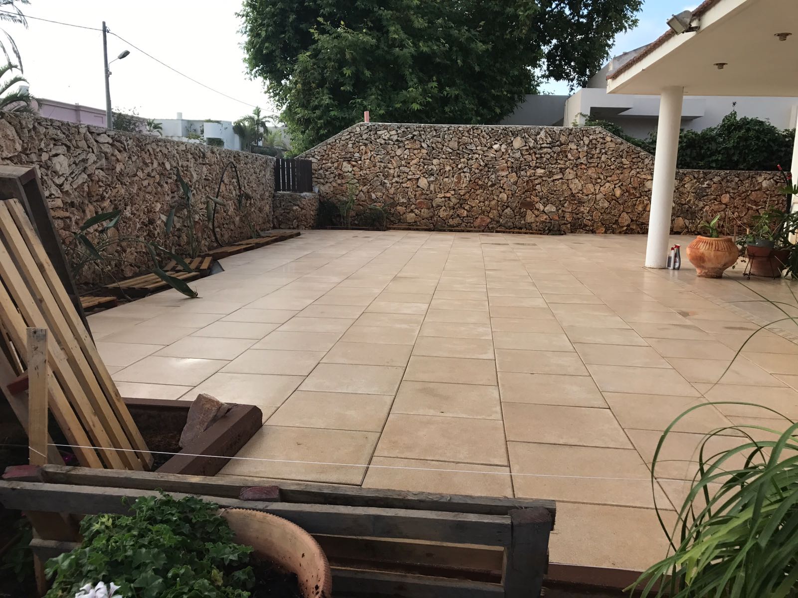 אבנים משתלבות ועבודות עפר ופיתוח