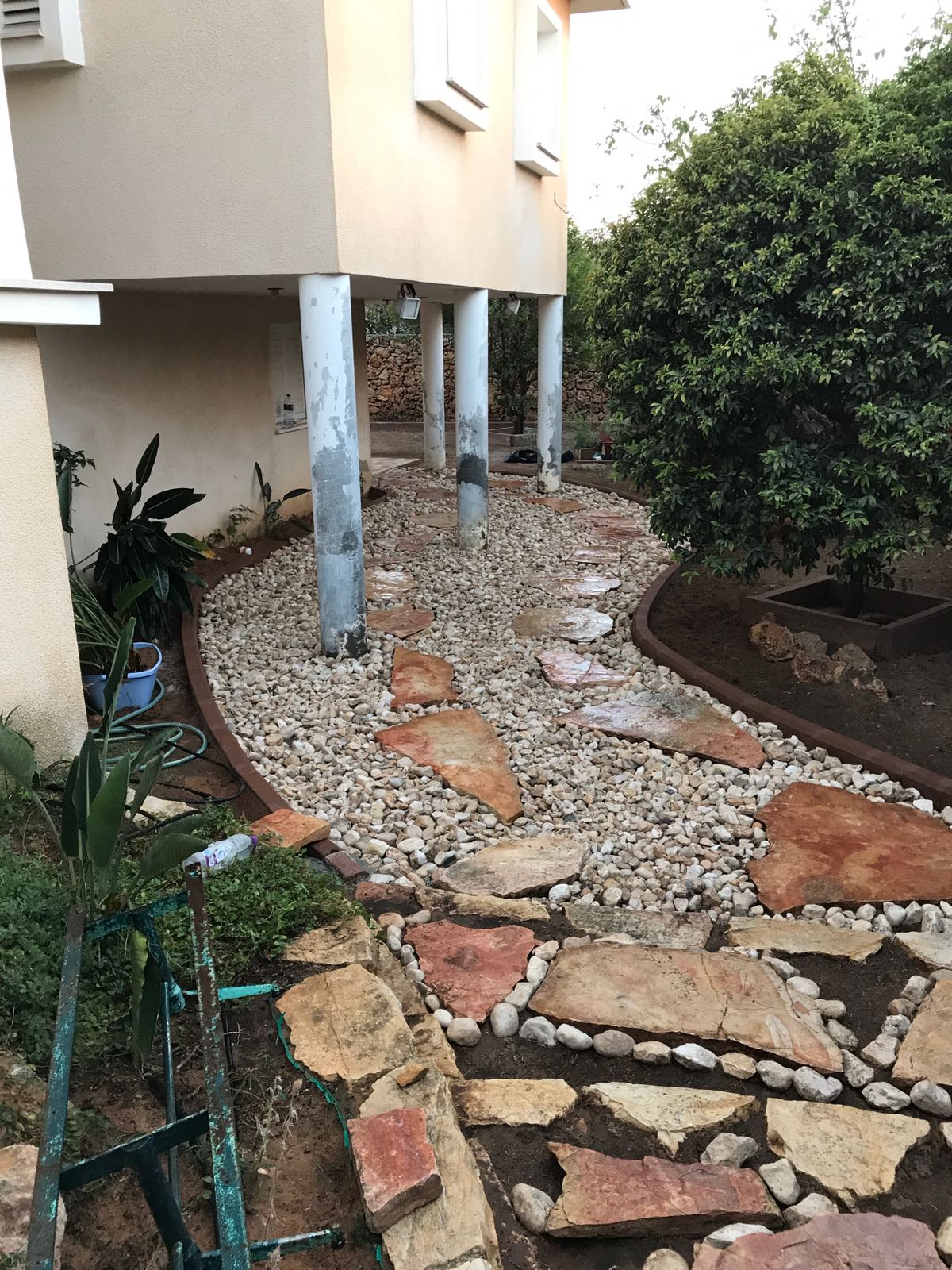 אבנים משתלבות ועבודות עפר ופיתוח