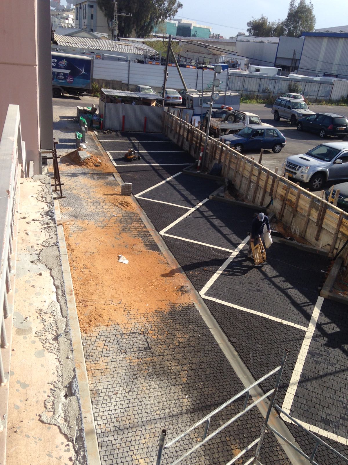 אבנים משתלבות ועבודות עפר ופיתוח