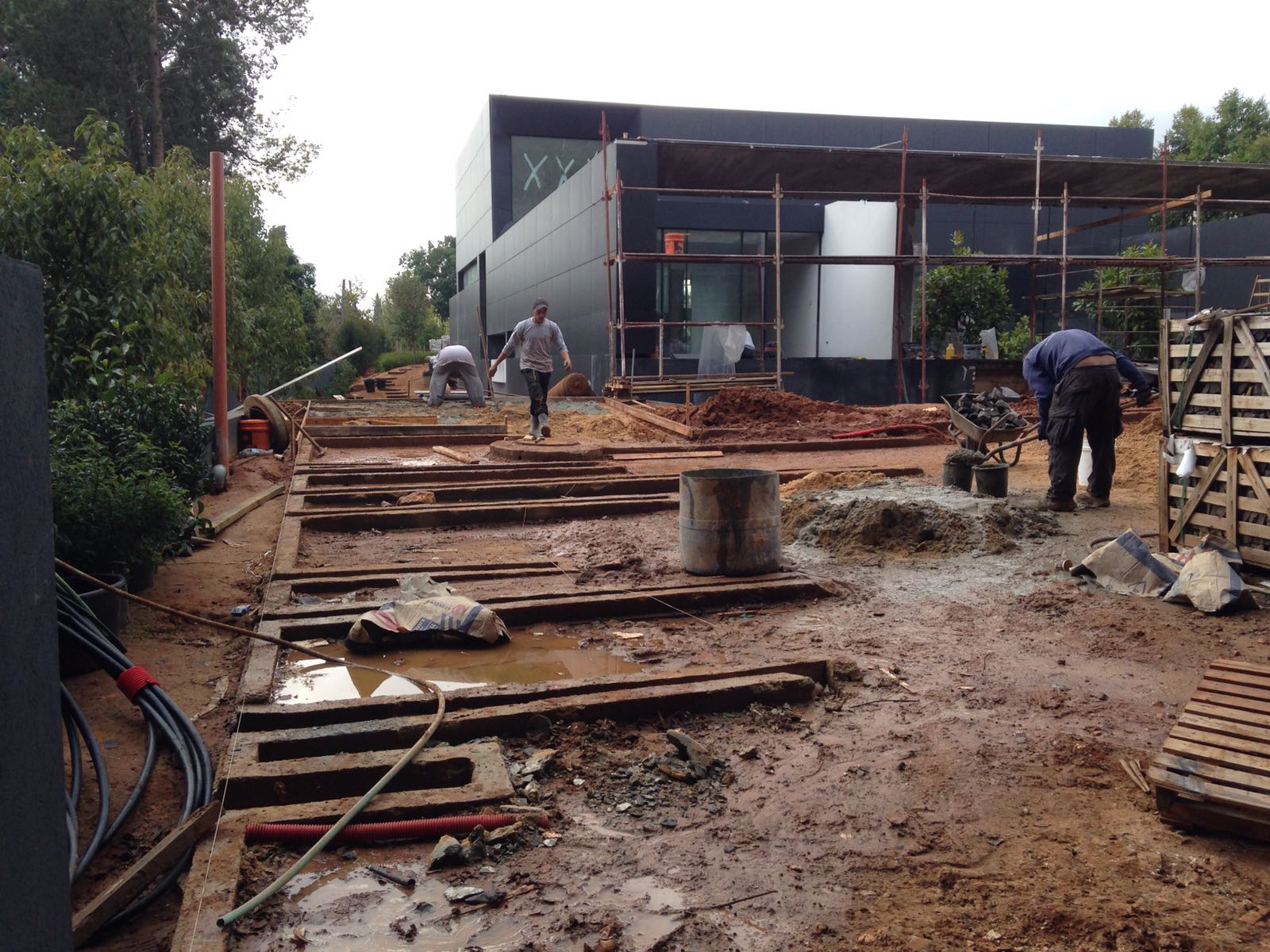 אבנים משתלבות ועבודות עפר ופיתוח