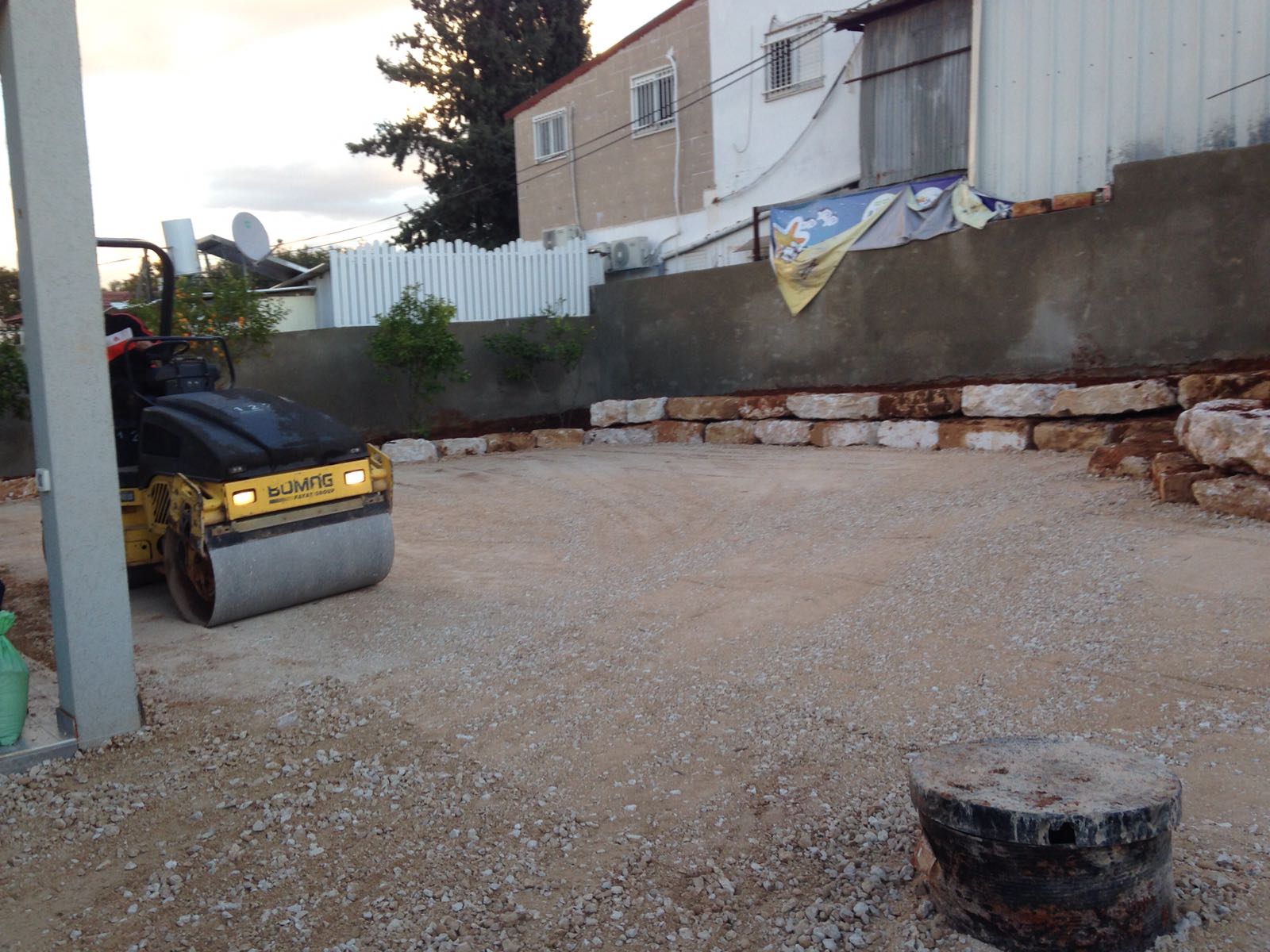 אבנים משתלבות ועבודות עפר ופיתוח