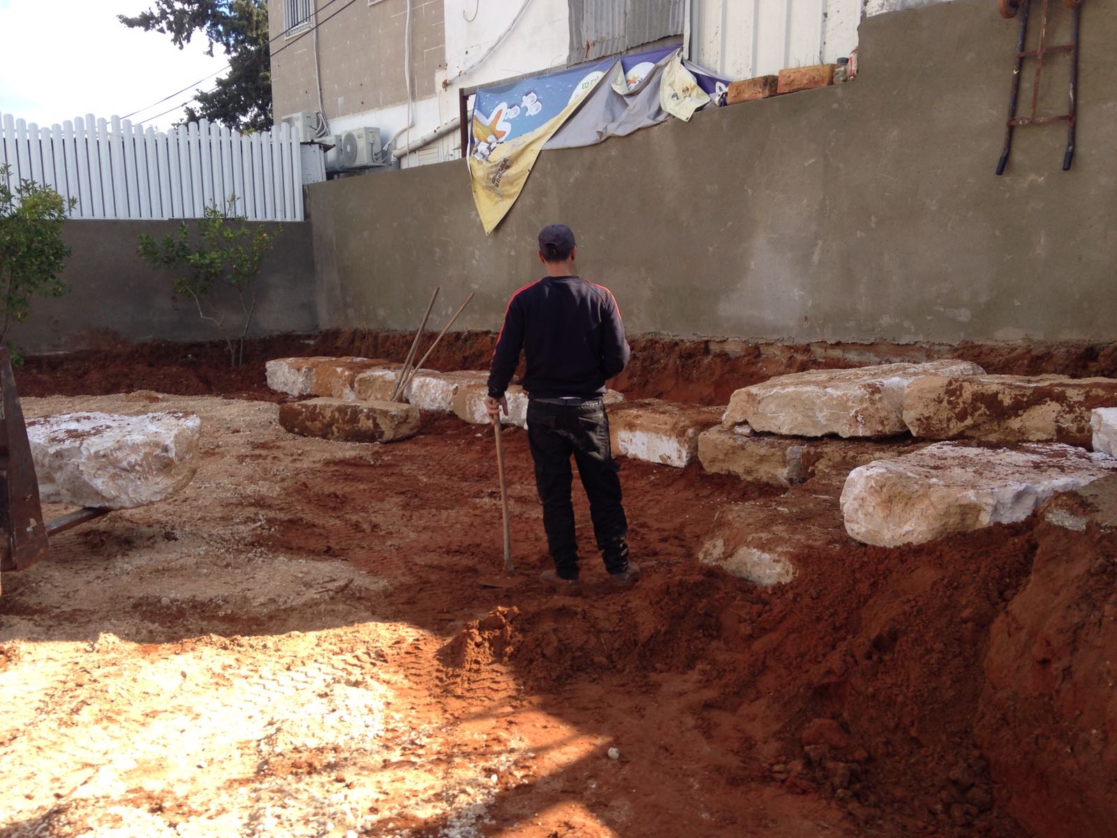 אבנים משתלבות ועבודות עפר ופיתוח