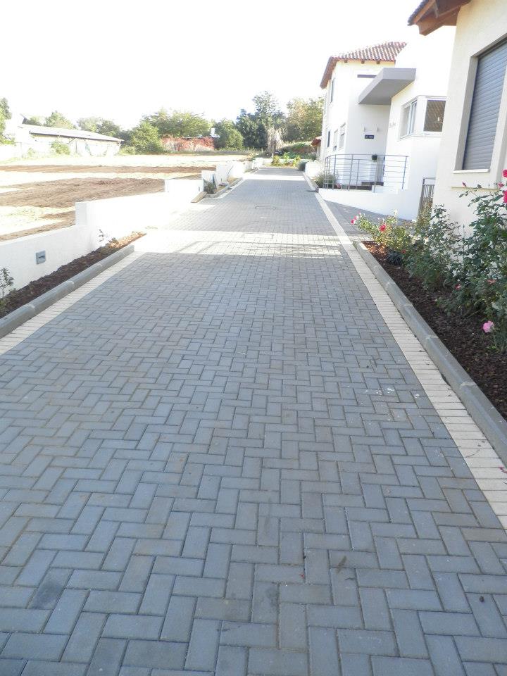 אבנים משתלבות ועבודות עפר ופיתוח