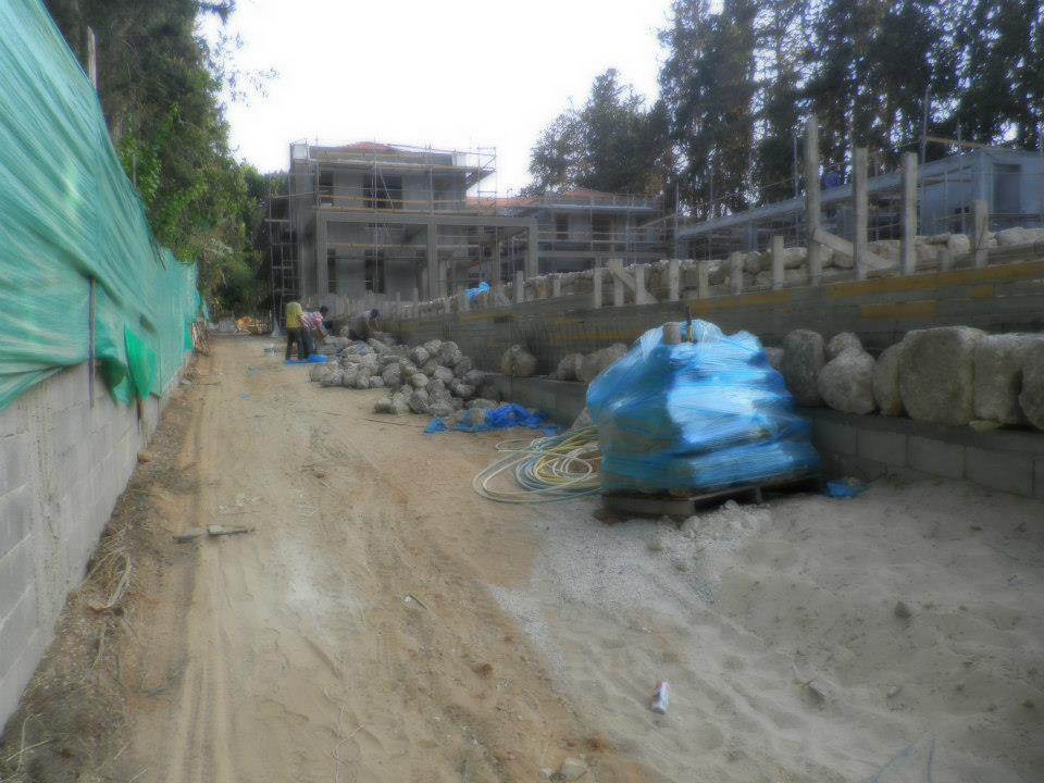 אבנים משתלבות ועבודות עפר ופיתוח