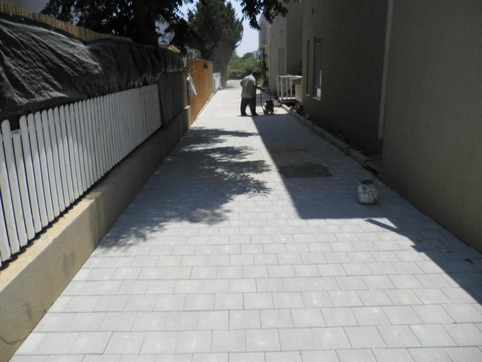 אבנים משתלבות ועבודות עפר ופיתוח