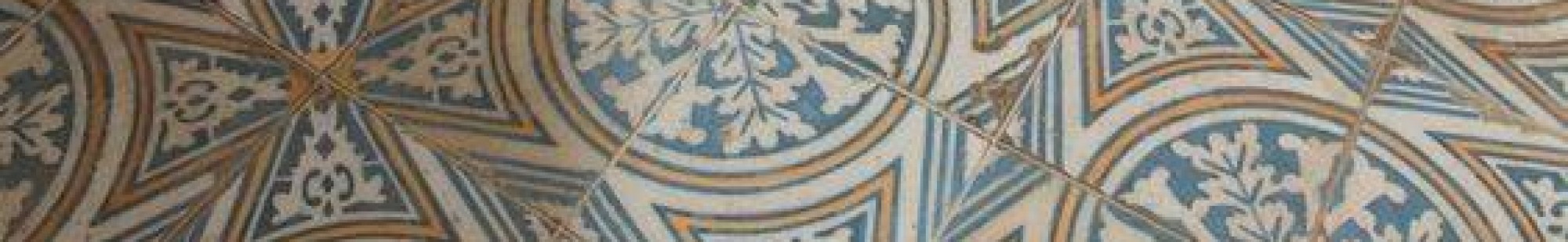 צילום מעבודה של מרצפות סלע