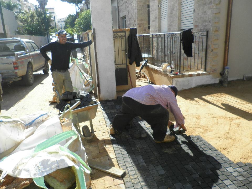 אבנים משתלבות ועבודות עפר ופיתוח