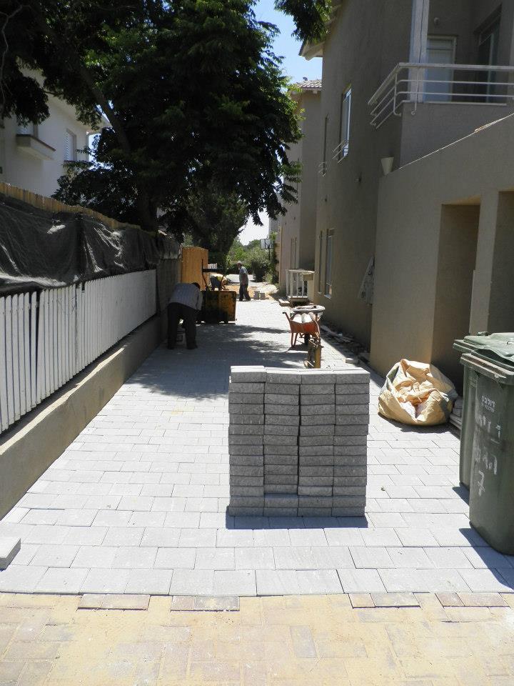 אבנים משתלבות ועבודות עפר ופיתוח