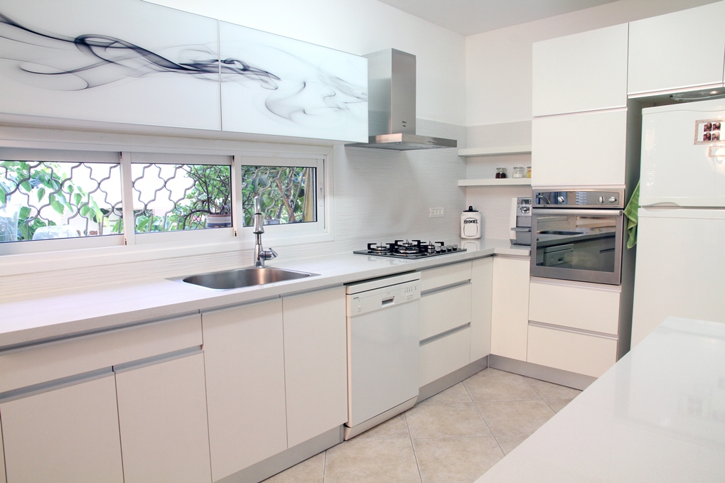 צילום מעבודה של אלכס "אלצ'קו הנגר"