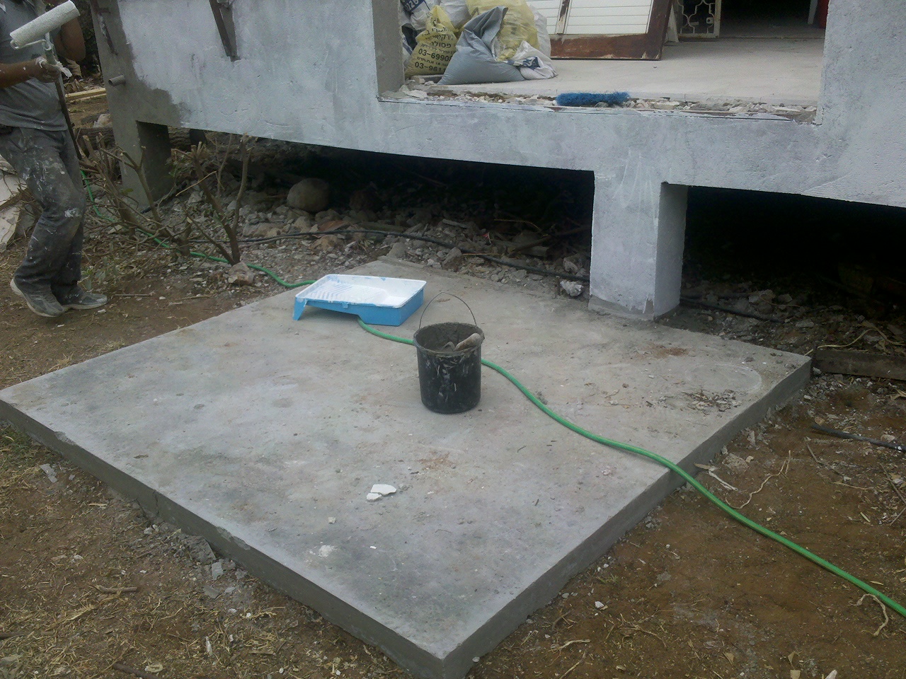 ירידה מהמרפסת לחצר כולל יציקת בטון ובניית מדרגות דקורטיביות מעץ