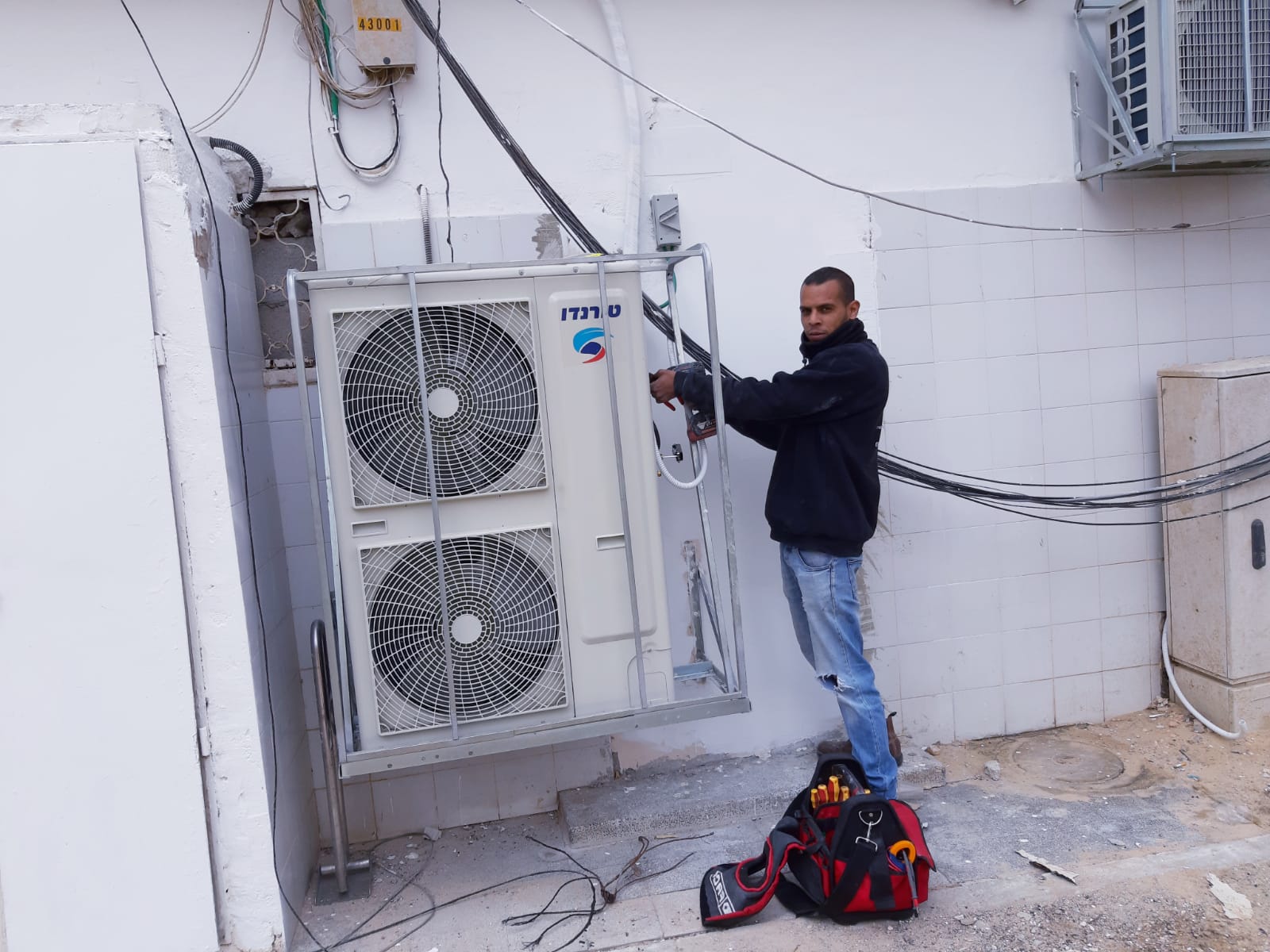 צילום מעבודה של עומרי זובידאת