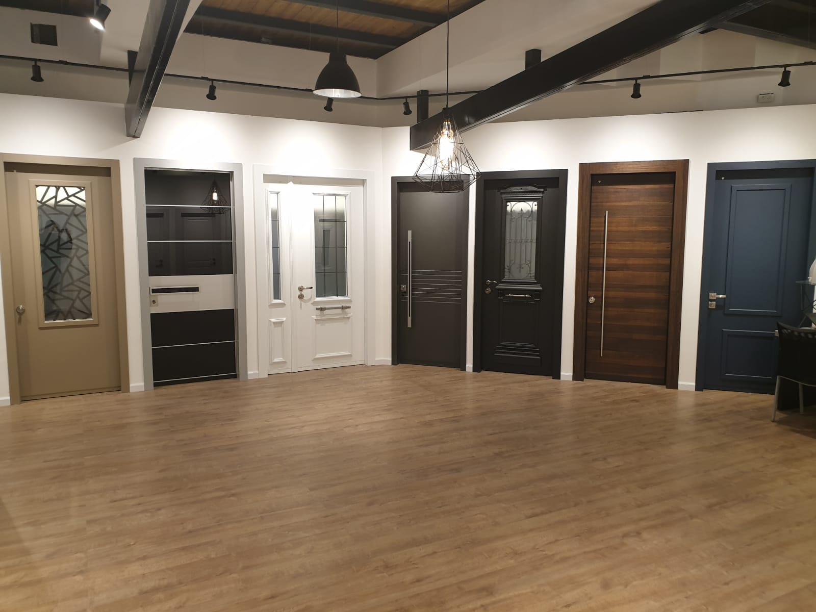 צילום מעבודה של דלתות אביב