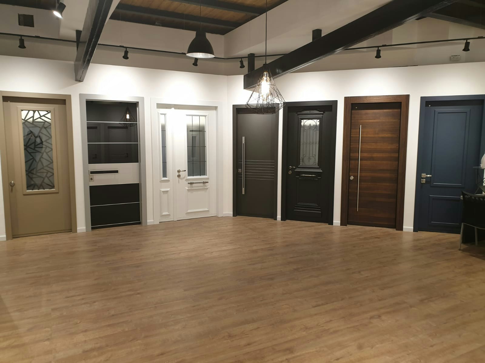 צילום מעבודה של דלתות אביב