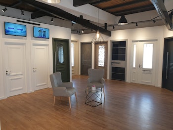 אולם תצוגה- דלתות כניסה מעוצבות