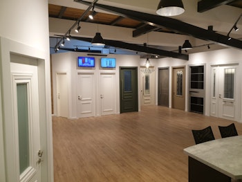 אולם תצוגה- דלתות כניסה מעוצבות