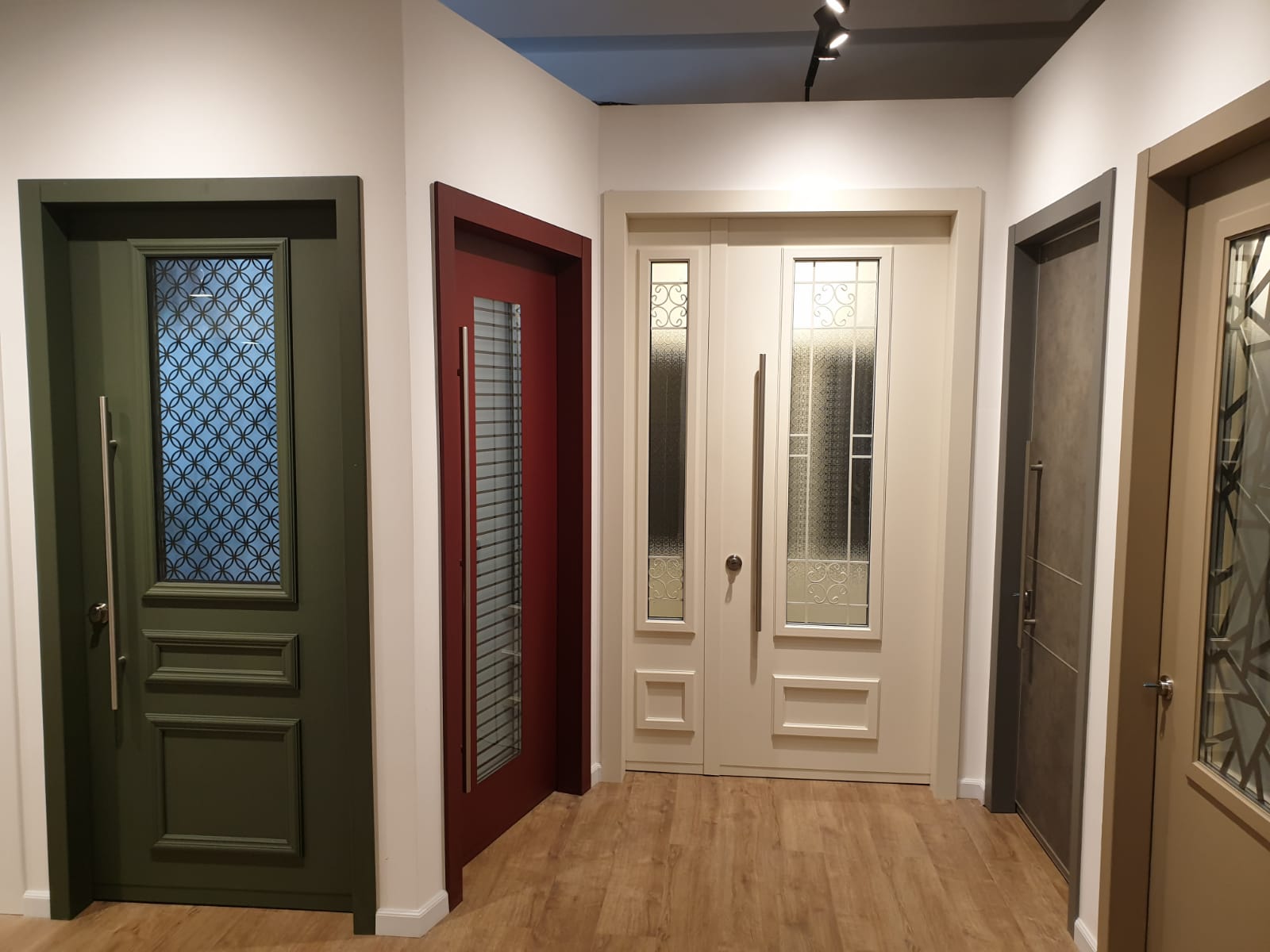 אולם תצוגה- דלתות כניסה מעוצבות