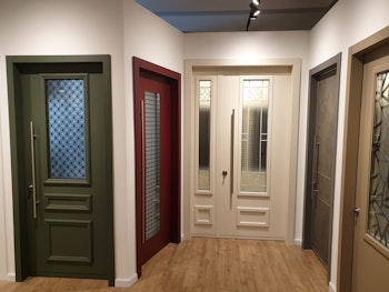 אולם תצוגה- דלתות כניסה מעוצבות