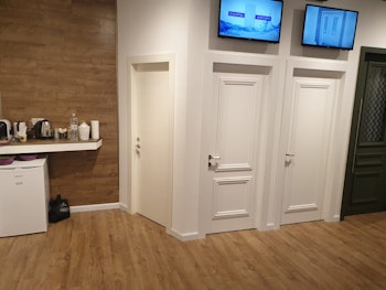 אולם תצוגה- דלתות פנים