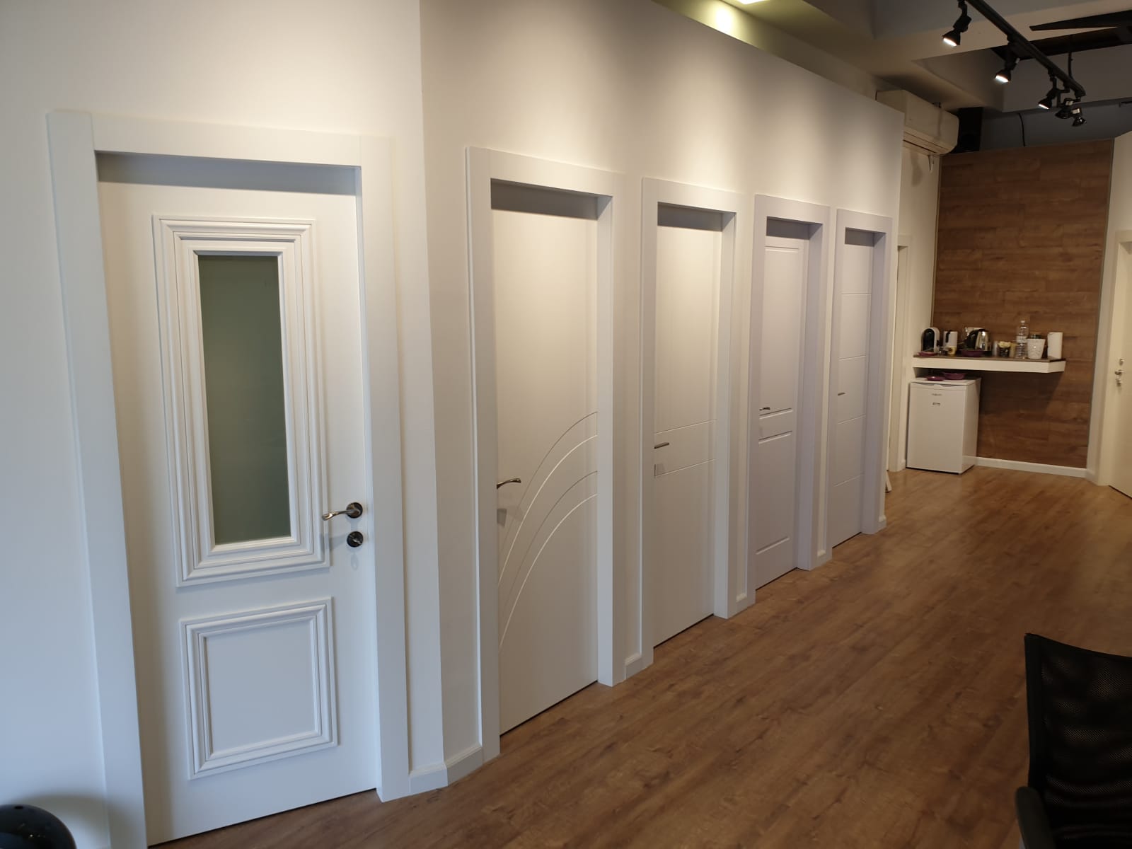 אולם תצוגה- דלתות פנים