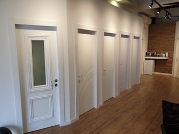 אולם תצוגה- דלתות פנים